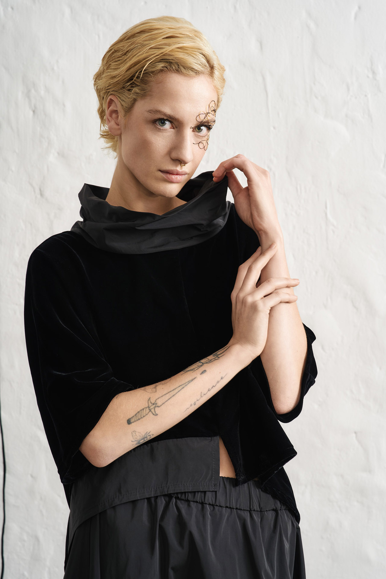 9565-225335Α_1-1 HAMSA Ασύμμετρο Crop Top από Βελούδο & Memory Ύφασμα - Image 1