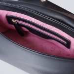 Mαύρη τσάντα ώμου με καπάκι και τρουκς - Image 3