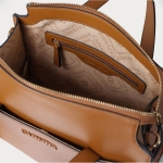 Τσάντα με εφέ δέρματος saffiano και πολύχρωμα μπεζ charms - Image 3