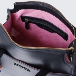 Μαύρη τσάντα με εφέ δέρματος saffiano και πολύχρωμα charms - Image 3