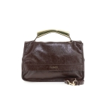 Γυαλιστερή τσάντα χειρός με καπάκι και μεταλλική λαβή