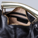 Μίνι τσάντα με εφέ δέρματος naplak με μαύρη μεταλλική λαβή - Image 3